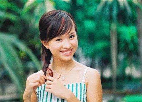 Vân Hugo (tên thật Nguyễn Thanh Vân, sinh năm 1985 tại Hà Nội). Cô tốt nghiệp Học viện Ngoại giao và tốt nghiệp Thạc sỹ tại Thụy Sỹ.