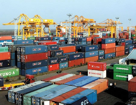 Nhieu hai quan giup suc vu 213 container mat tich hinh anh