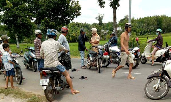 Tong thang xe may vao ke trom cho giua trua hinh anh 1