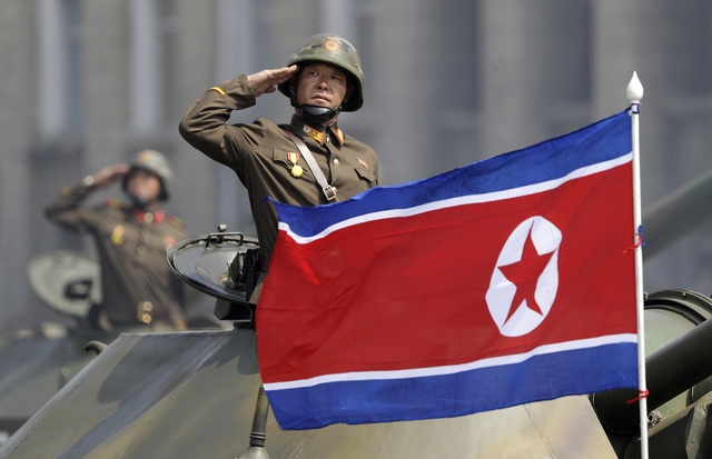 Binh sĩ Triều Tiên tham gia lễ diễu binh tại Bình Nhưỡng (Ảnh: Reuters)