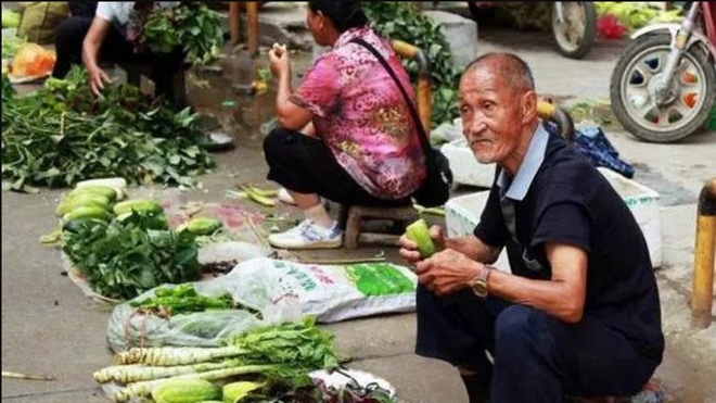 Tưởng con đã chết nơi đất khách, ông bố bán rau nuôi cháu mồ côi bỗng phát hiện sự thật như xát muối sau 14 năm - Ảnh 2.