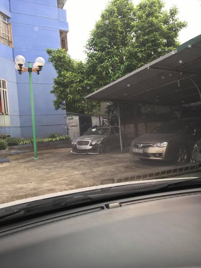 Xe nhà giàu Bentley Continental Flying Spur bị bắt gặp trong tình cảnh thảm thương tại Hà Nội - Ảnh 1.