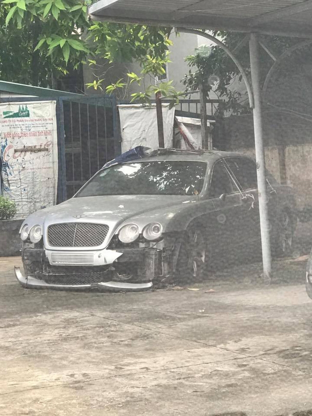 Xe nhà giàu Bentley Continental Flying Spur bị bắt gặp trong tình cảnh thảm thương tại Hà Nội - Ảnh 3.