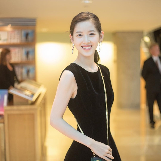 Anh thoi di hoc xinh dep chua tung cong bo cua 'hot girl tra sua' hinh anh 8
