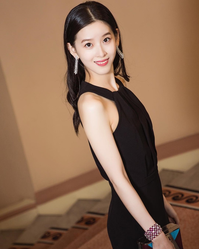 Anh thoi di hoc xinh dep chua tung cong bo cua 'hot girl tra sua' hinh anh 11