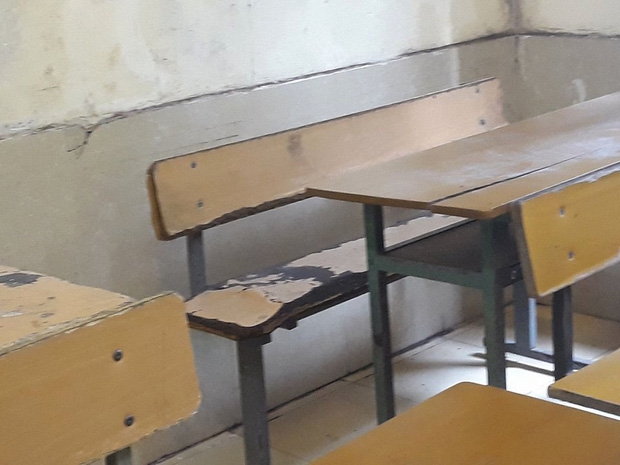Bên trong trường học vợ NS Xuân Bắc tố học sinh phải kê dép, lấy ghế ngoài bãi phế thải để ngồi - Ảnh 2.