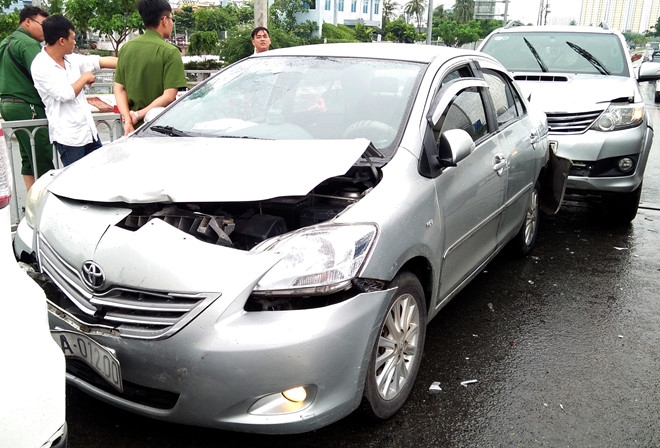 Bon oto va cham lien hoan tren cau o Sai Gon hinh anh 2