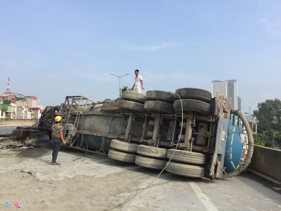 Hien truong tai nan xe bon lam te liet duong tren cao vanh dai 3 hinh anh 2