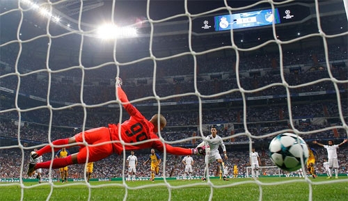 ronaldo-lap-cu-dup-trong-ngay-tai-xuat-giup-real-thang-dam-1