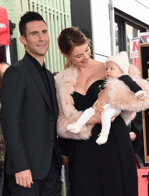 thien-than-noi-y-behati-prinsloo-mang-bau-con-thu-hai-voi-adam-levine-1