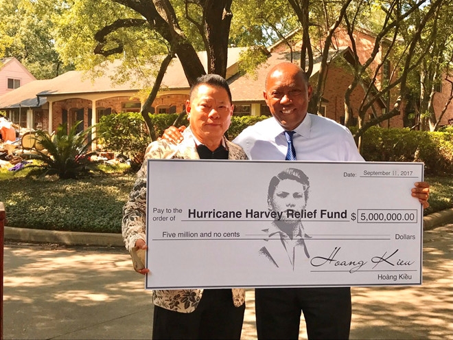 Ty phu Hoang Kieu ho tro 5 trieu USD khac phuc bao Harvey o Houston hinh anh 1