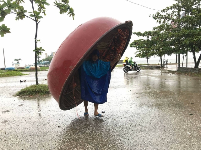  Người dân Cửa Lò chạy bão chiều ngày 14/9. (Ảnh: Hoàng Lam) 