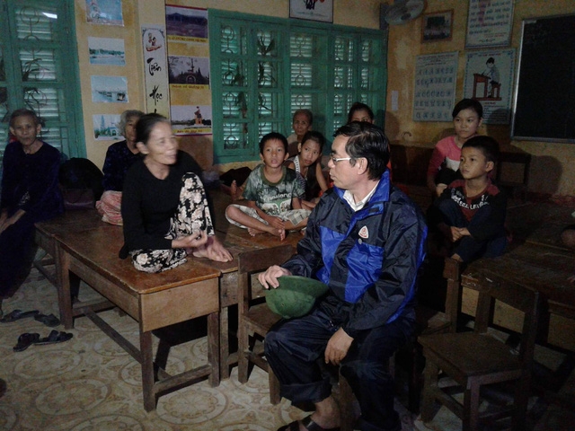  Chủ tịch tỉnh Quảng Trị thăm hỏi bà con sơ tán bão tại huyện Cam Lộ. (Ảnh: Đăng Đức) 