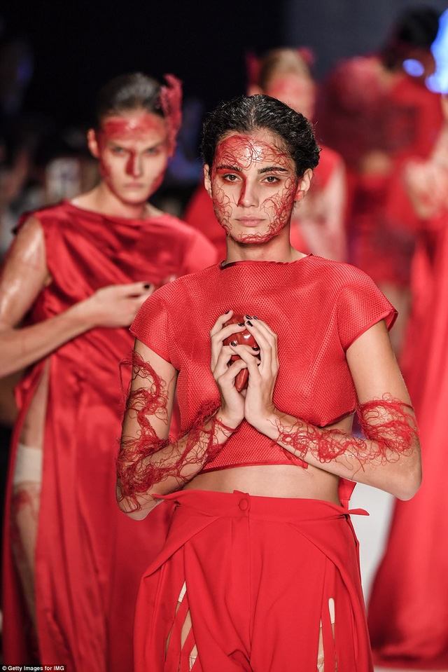 Các người mẫu xuất hiện trong show trình diễn của thương hiệu thời trang Bashaques đều dính những sợi chỉ đỏ tươi lên mặt và chân tay. Show trình diễn này đã ngay lập tức trở thành tiêu điểm của Tuần lễ Thời trang Istanbul vào tối thứ 5 vừa qua.