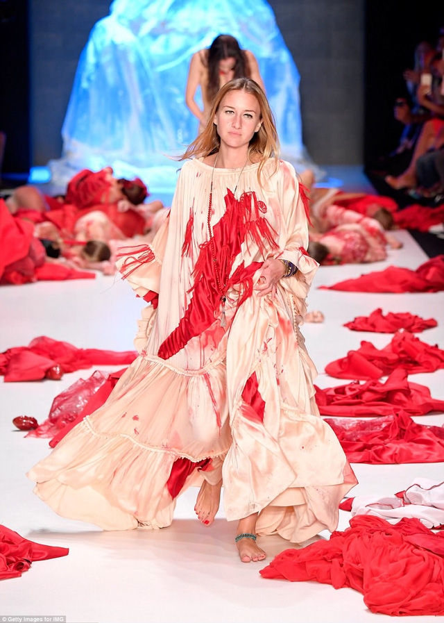 Lần lượt các người mẫu đều “ngã quỵ” xuống sàn sau phần catwalk. Cuối cùng, chỉ còn một người mẫu trụ lại sau cùng.