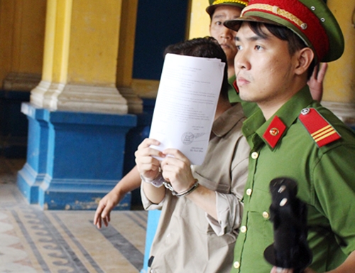 doanh-nhan-ngoai-quoc-hau-toa-vi-mang-56-kg-cocain-vao-viet-nam