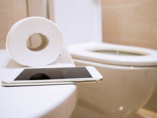 Dùng điện thoại di động thế này sẽ bẩn gấp 10 lần bồn cầu và cách giữ điện thoại sạch sẽ - Ảnh 1.