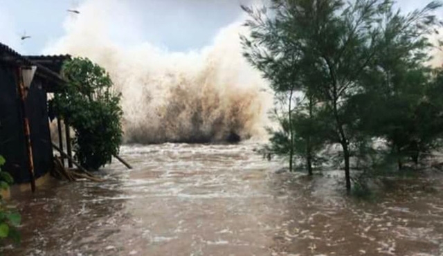 Tại thị trấn Thịnh Long, triều cường dâng cao kết hợp sóng đánh cao khiến nhiều nơi bị ngập cục bộ (ảnh: Phạm Tùng)