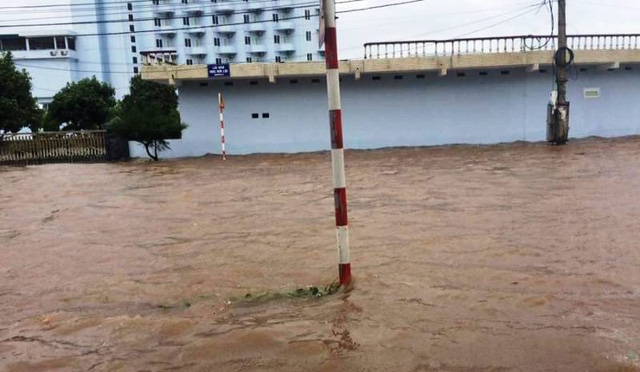 Nhiều tuyến đường ven biển bị ngập nặng (ảnh: Phạm Tùng)