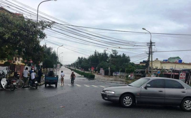Đường đi ra bãi biển Thịnh Long bị nước tràn qua (ảnh: Phạm Tùng)