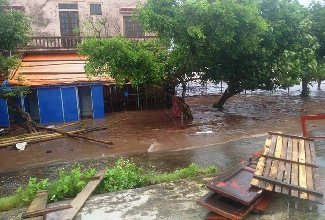 Khu vực nhà dân ven biển lúc triều cường bắt đầu dâng cao (ảnh: Phạm Tùng)