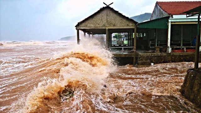 Vùng đê biển Quỳnh Lưu - Hoàng Mai đang bị sóng biển dâng cao