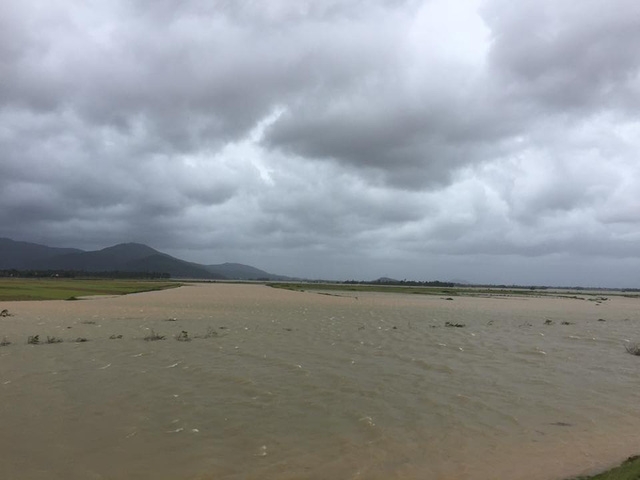 Mực nước sông Lam đoạn qua địa bàn xã Hưng Nhân đang dâng cao. Theo người dân, nếu đà này trong đêm nay nước sẽ gây ngập lụt nhiều nơi.