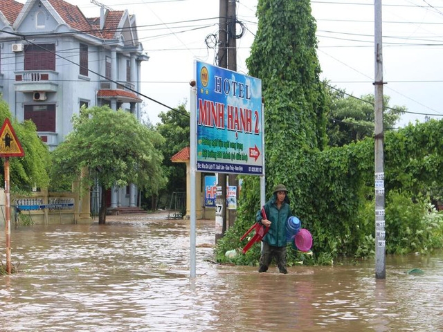 Người dân vớt đồ đạc bị trôi ra ngoài