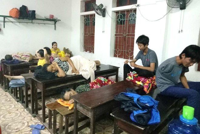 Trắng đêm ở điểm tránh bão, người dân lấy bục giảng, bàn ghế làm giường - Ảnh 4.