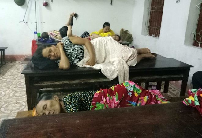 Trắng đêm ở điểm tránh bão, người dân lấy bục giảng, bàn ghế làm giường - Ảnh 5.