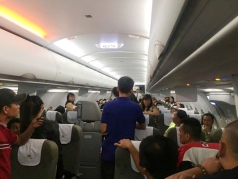 Image result for Cãi nhau trên phi cơ, 2 phụ nữ bị cấm bay nửa năm