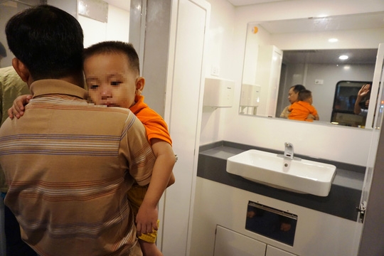 Chi cả trăm tỉ, tàu vẫn có mùi - Ảnh 1.
