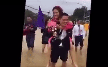 Chú rể cõng cô dâu về nhà giữa ngày mưa bão ở Hải Phòng gây sốt