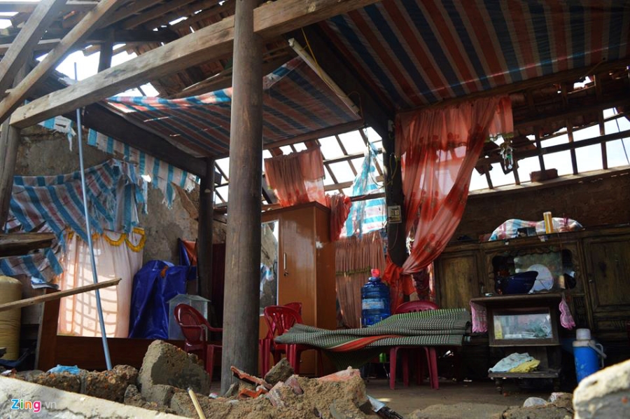 Nguoi dan Quang Binh co vot vat tai san con sot lai sau bao so 10 hinh anh 4