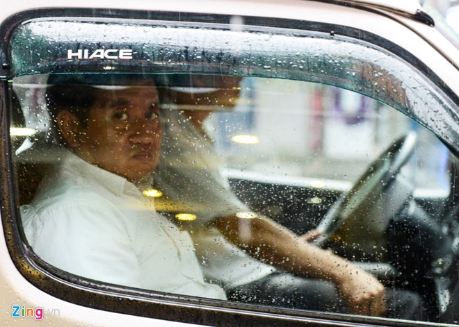 Sai Gon mua lon, ong Doan Ngoc Hai van xuong duong dep via he hinh anh 1