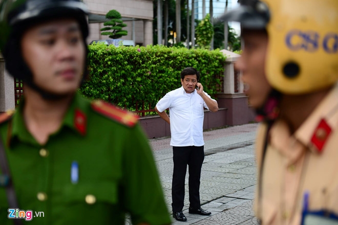 Sai Gon mua lon, ong Doan Ngoc Hai van xuong duong dep via he hinh anh 2