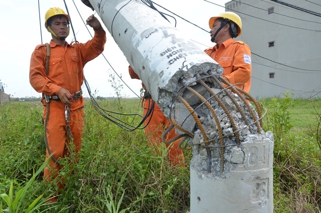 Tại sao hàng nghìn trụ điện trung thế gãy đổ trong bão số 10? - Ảnh 1.