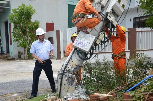 Tại sao hàng nghìn trụ điện trung thế gãy đổ trong bão số 10? - Ảnh 2.