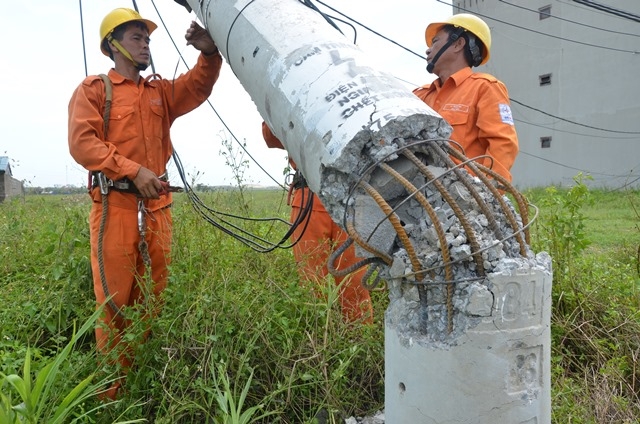 Tại sao hàng nghìn trụ điện trung thế gãy đổ trong bão số 10? - Ảnh 6.