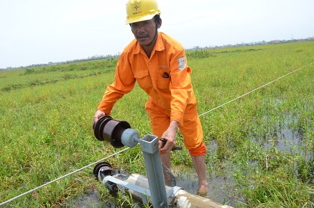 Tại sao hàng nghìn trụ điện trung thế gãy đổ trong bão số 10? - Ảnh 13.