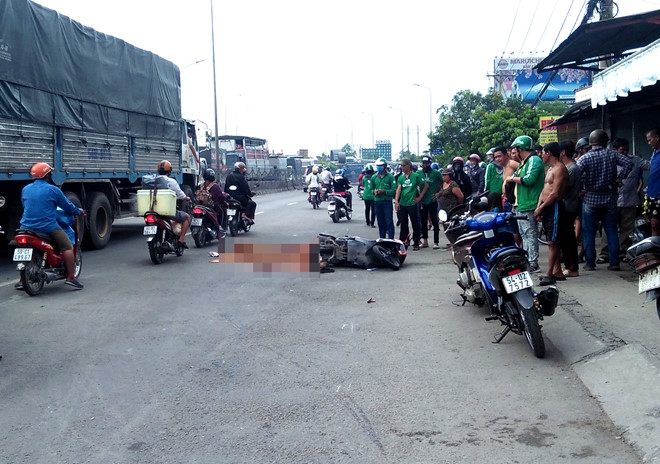 Tai xe Grabbike tu vong sau va cham voi xe dau keo tren quoc lo hinh anh 1