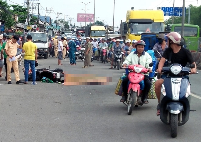 Tai xe Grabbike tu vong sau va cham voi xe dau keo tren quoc lo hinh anh 2