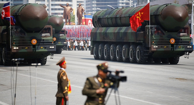 Các tên lửa Triều Tiên tham gia lễ diễu binh quân sự tại Bình Nhưỡng (Ảnh: Reuters)