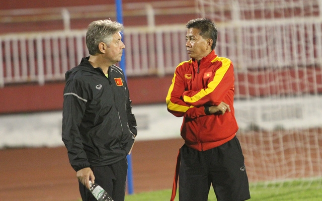 Sao lại đòi đuổi GĐKT Jurgen Gede (trái) khi ông nói đâu có sai về thực trạng của VFF, của bóng đá Việt Nam (ảnh: Trọng Vũ)