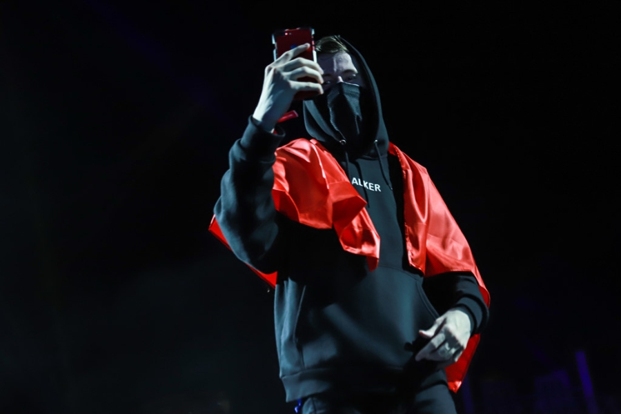 Alan Walker khoac quoc ky Viet Nam, chup hinh cung hang chuc nghin fan hinh anh 5