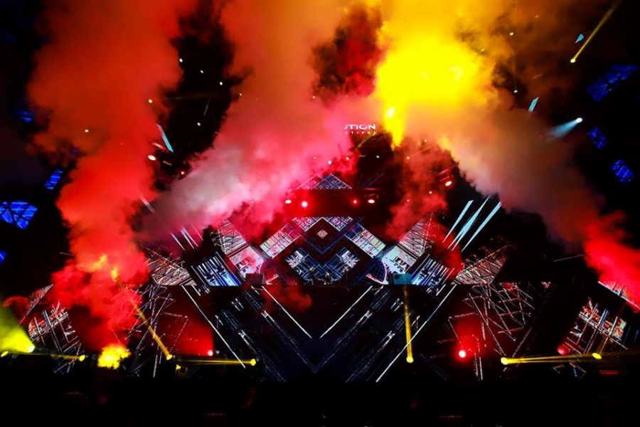 Alan Walker khoac quoc ky Viet Nam, chup hinh cung hang chuc nghin fan hinh anh 8