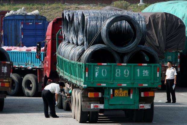 Hải quan Trung Quốc kiểm tra các xe tải chở hàng qua khu vực biên giới với Triều Tiên (Ảnh: AP)