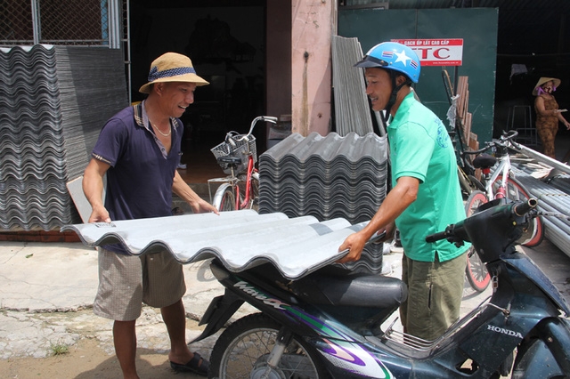 Người dân Hà Tĩnh đổ xô về các cơ sở buôn bán VLXD để mua tấm lợp khắc phục lại nhà cửa bị hư hỏng.