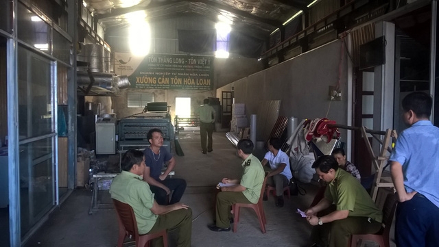  Lực lượng QLLT Hà Tĩnh đến từng cơ sở kinh doanh yêu cầu ký cam kết không bán tăng giá trong giai đoạn nhân dân đang chịu thiệt hại nặng nề. 