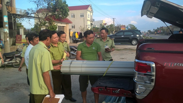  Lực lượng QLTT còn nắm thông tin từ người mua để đối chiếu. Nếu đơn vị nào bị phản ánh không trung thực trong việc ký cam kết, vẫn tăng giá bán, sẽ bị xử lí nghiêm theo chỉ đạo của tỉnh. 